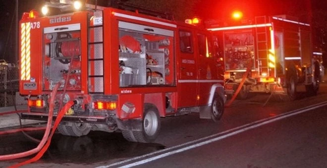 Συντονισμένοι εμπρησμοί οχημάτων εταιρείας ταχυμεταφορών τα ξημερώματα